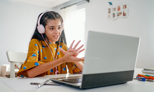 Student in virtual school